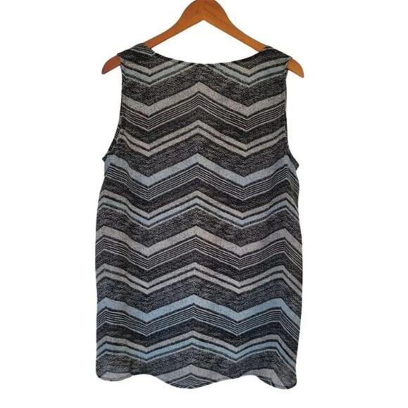 Torrid Sleeveless Blouse Chevron Printed Womens Size L Black White V Neck - Picture 6 of 10